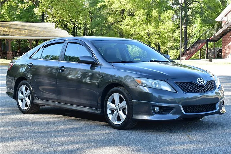 2011 Toyota Camry LE image 2
