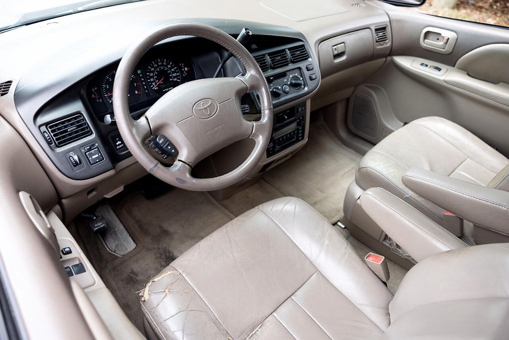 2000 Toyota Sienna XLE image 3