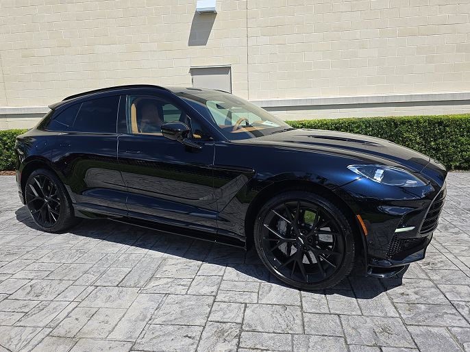 2025 Aston Martin DBX