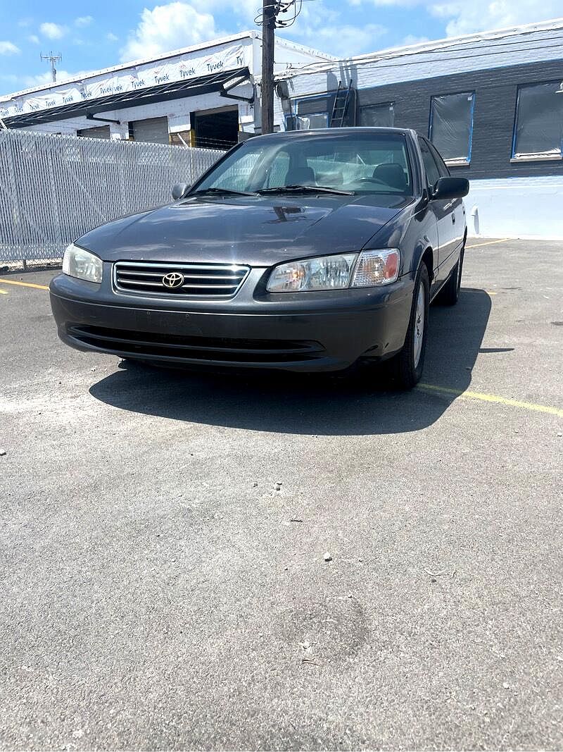 2000 Toyota Camry LE image 1