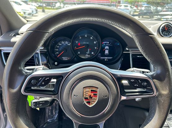 2017 Porsche Macan Base photo 11