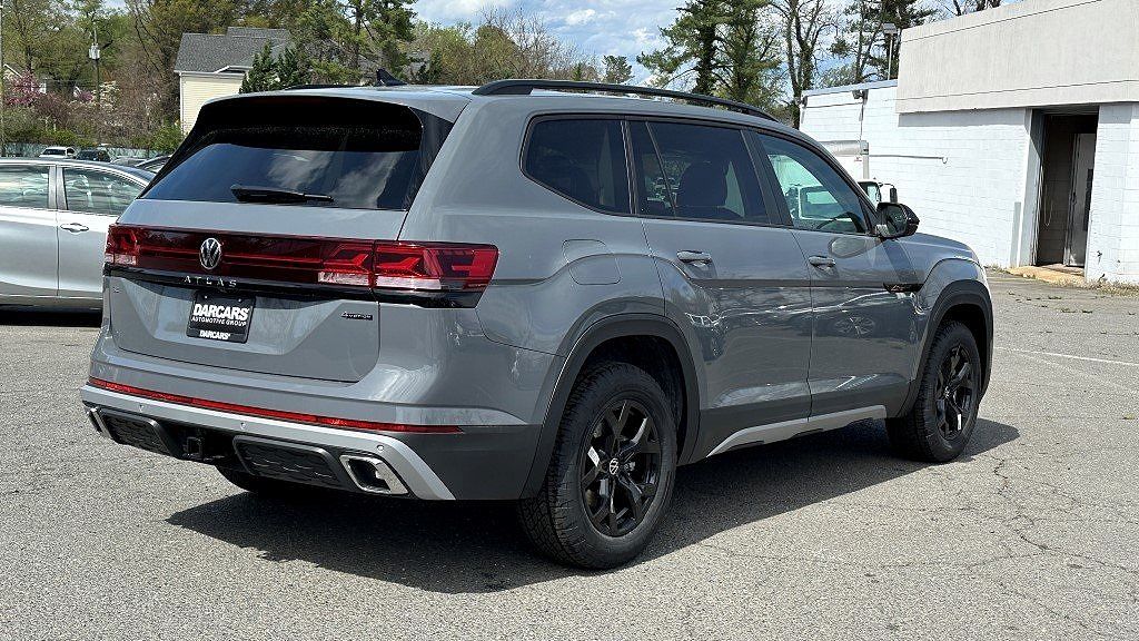 2024 Volkswagen Atlas Peak Edition SE image 2