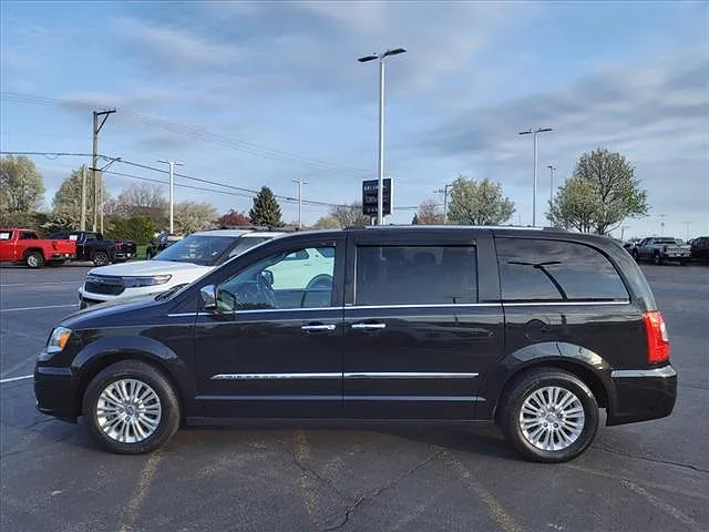 2014 Chrysler Town & Country Limited Edition image 1