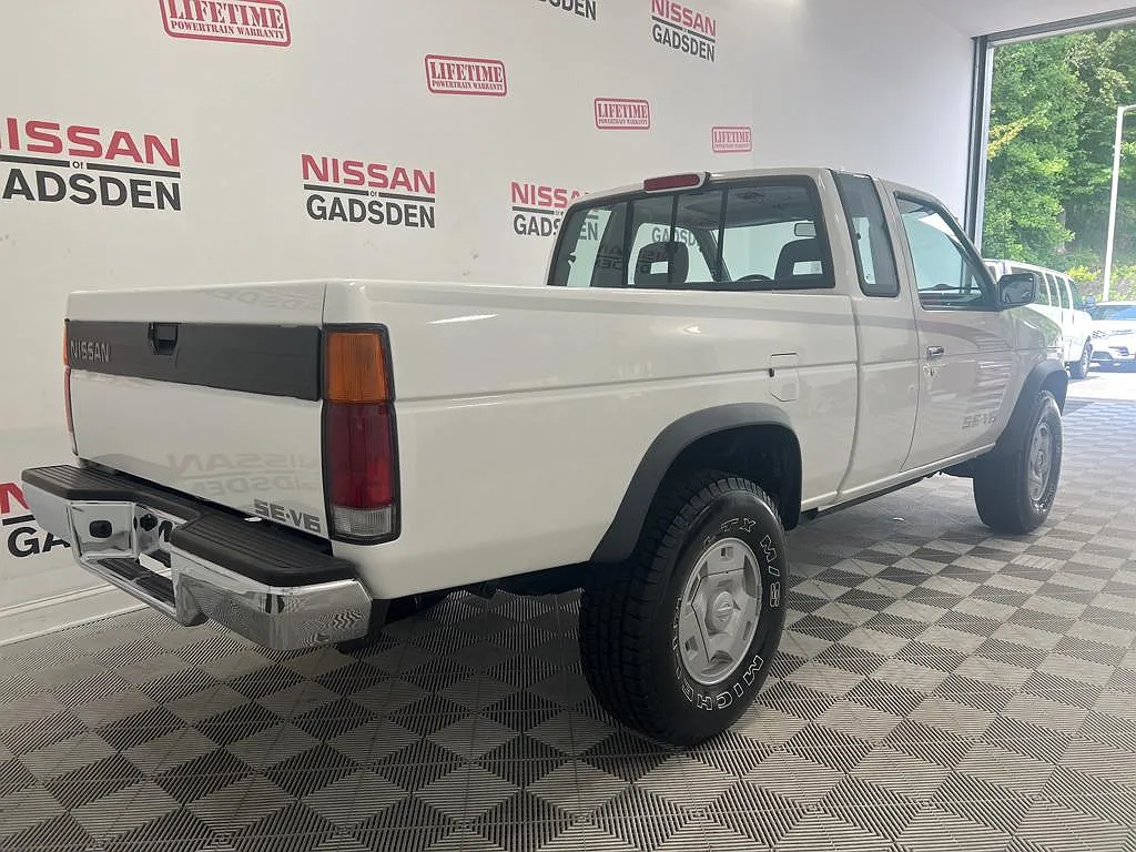 1994 Nissan Pickup SE image 2
