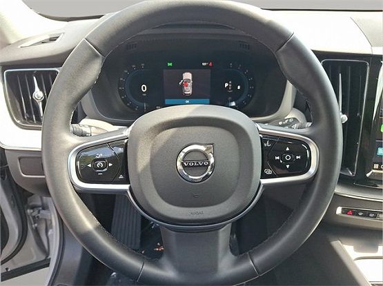 2025 Volvo XC60 B5 Plus photo 10