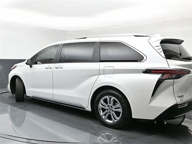 2023 Toyota Sienna Platinum image 2