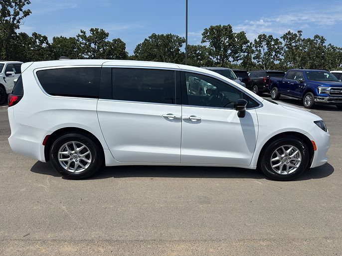 2025 Chrysler Voyager