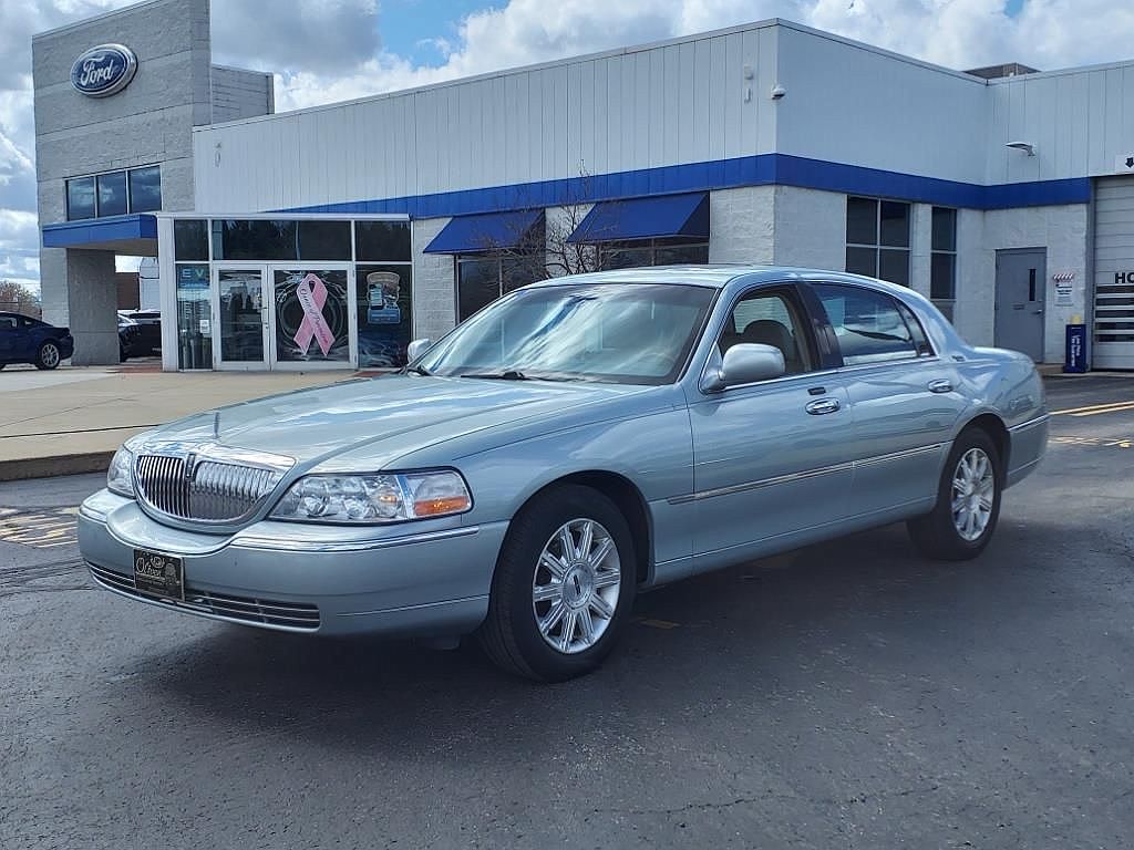 2007 Lincoln Town Car Signature Limited image 2