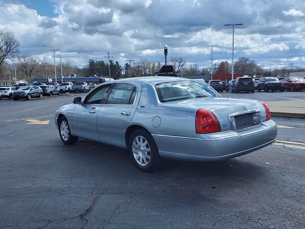 2007 Lincoln Town Car Signature Limited image 4
