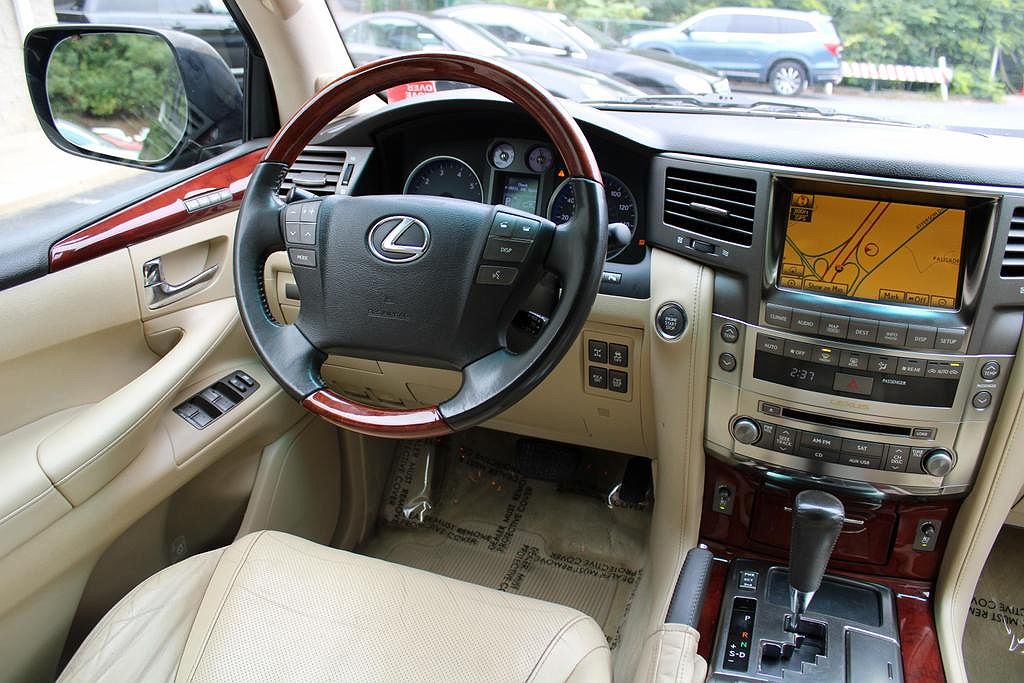 2011 Lexus LX 570 image 9