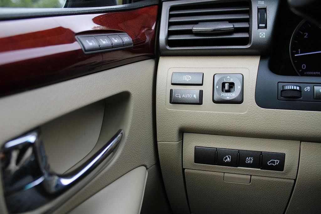2011 Lexus LX 570 image 14