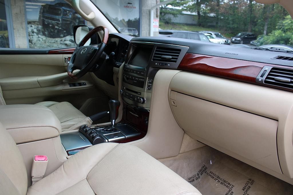 2011 Lexus LX 570 image 21