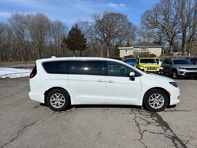 2018 Chrysler Pacifica LX image 3