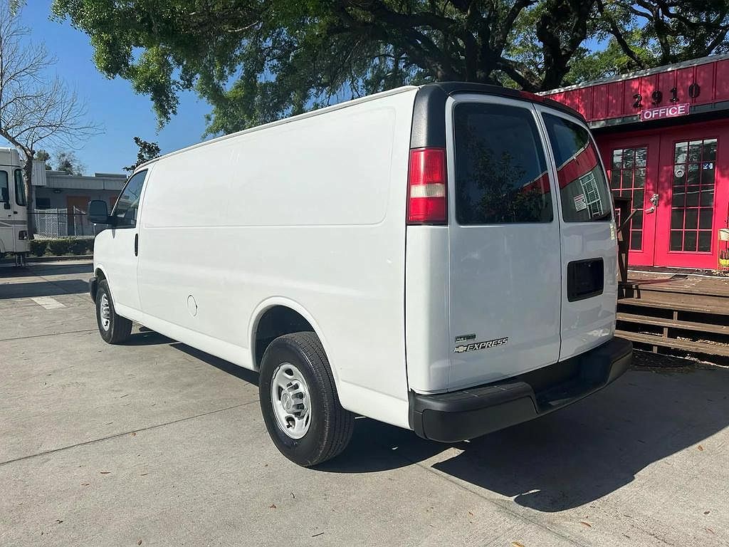 2010 Chevrolet Express 2500 image 2