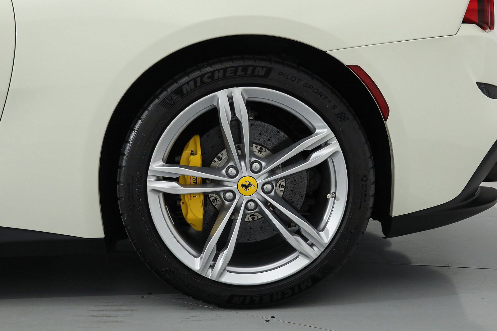2018 Ferrari GTC4Lusso null image 40