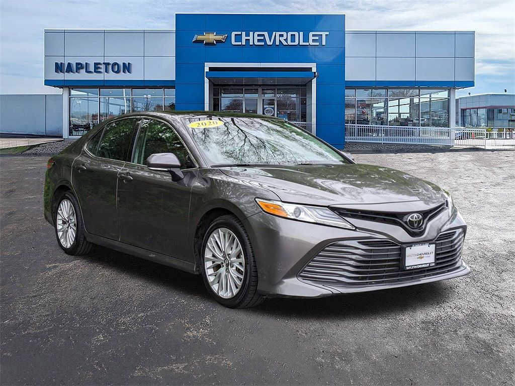 2020 Toyota Camry XLE image 2