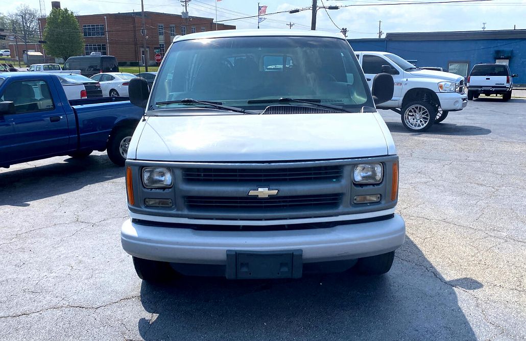2002 Chevrolet Express 3500 image 1