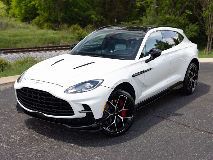 2025 Aston Martin DBX