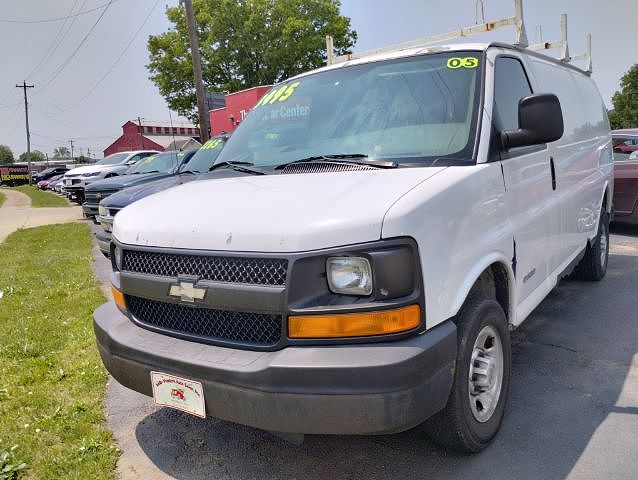 2005 Chevrolet Express 2500 image 2