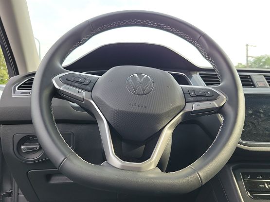 2022 Volkswagen Tiguan SE photo 6
