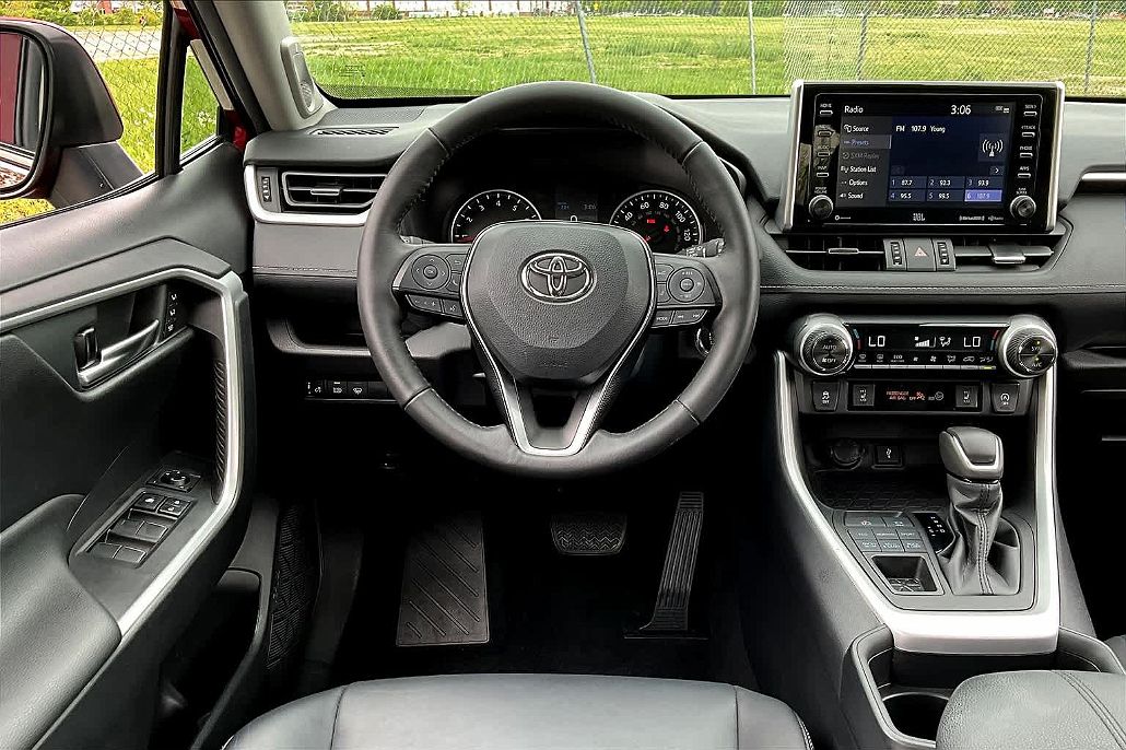 2021 Toyota RAV4 XLE image 4