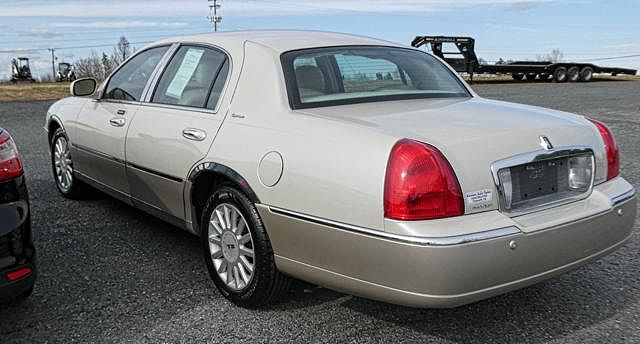2005 Lincoln Town Car Signature image 4