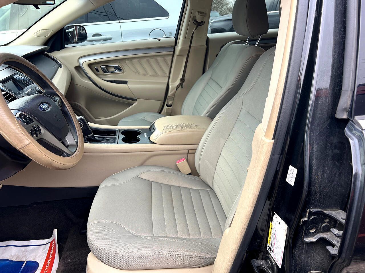 2015 Ford Taurus SE image 6