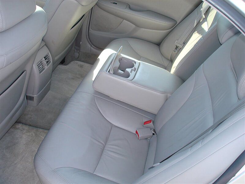 2004 Lexus ES 330 image 9