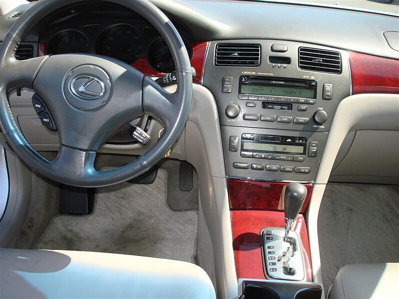 2004 Lexus ES 330 image 8