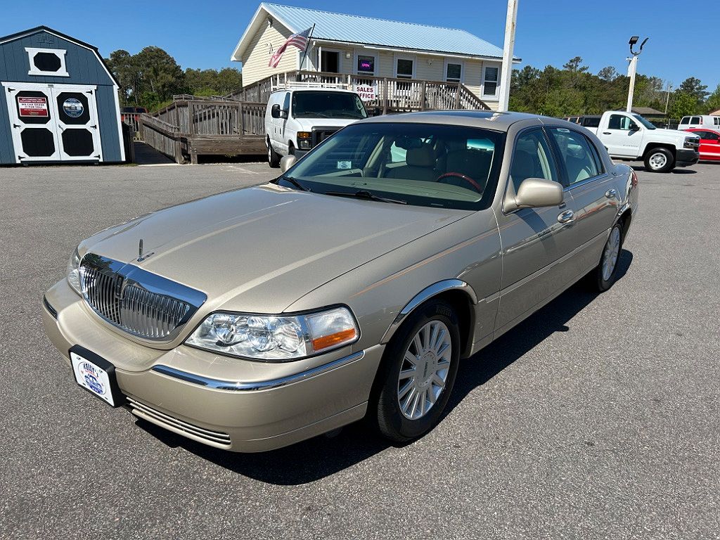 2005 Lincoln Town Car Signature Limited image 1
