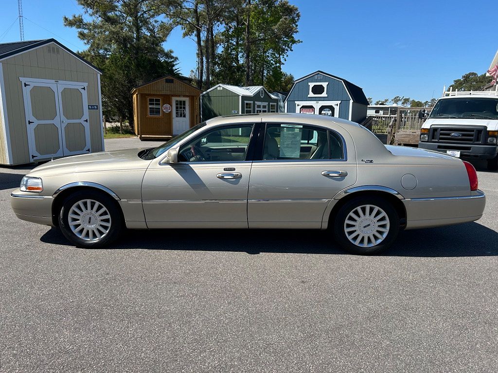 2005 Lincoln Town Car Signature Limited image 2