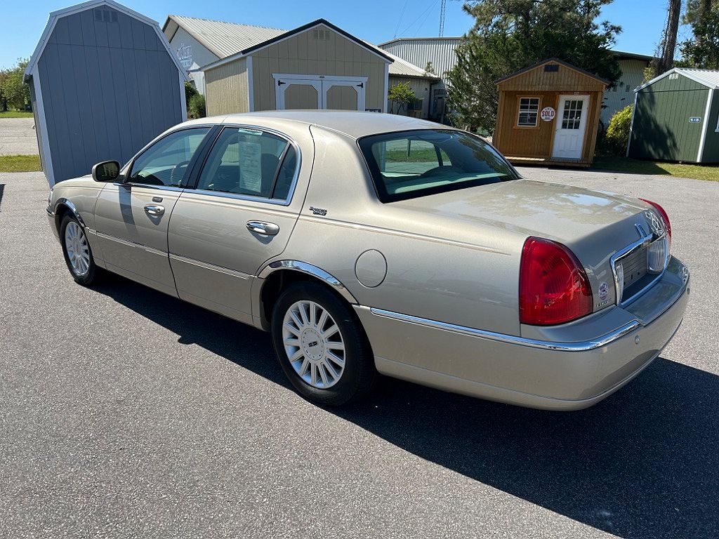2005 Lincoln Town Car Signature Limited image 3