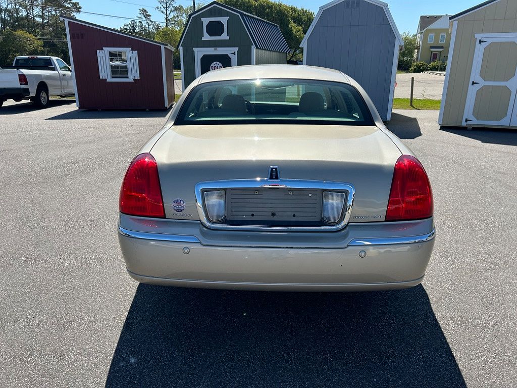 2005 Lincoln Town Car Signature Limited image 5