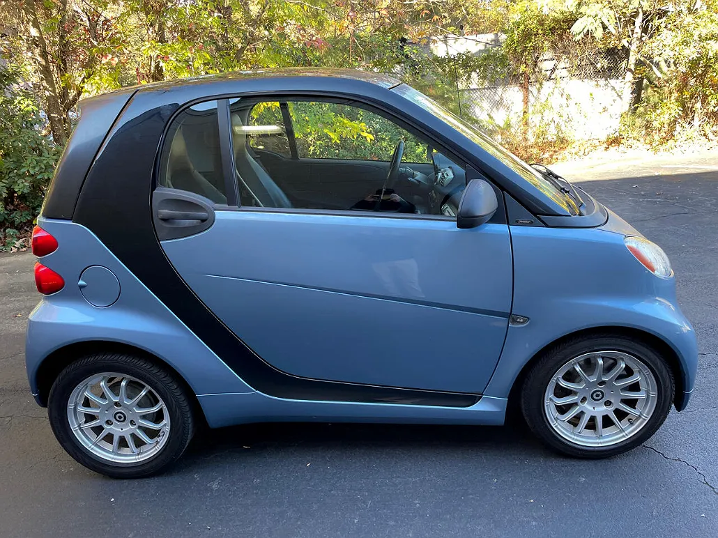 2011 Smart Fortwo Pure image 1
