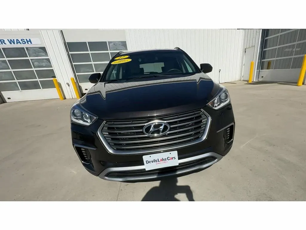 2017 Hyundai Santa Fe SE image 2