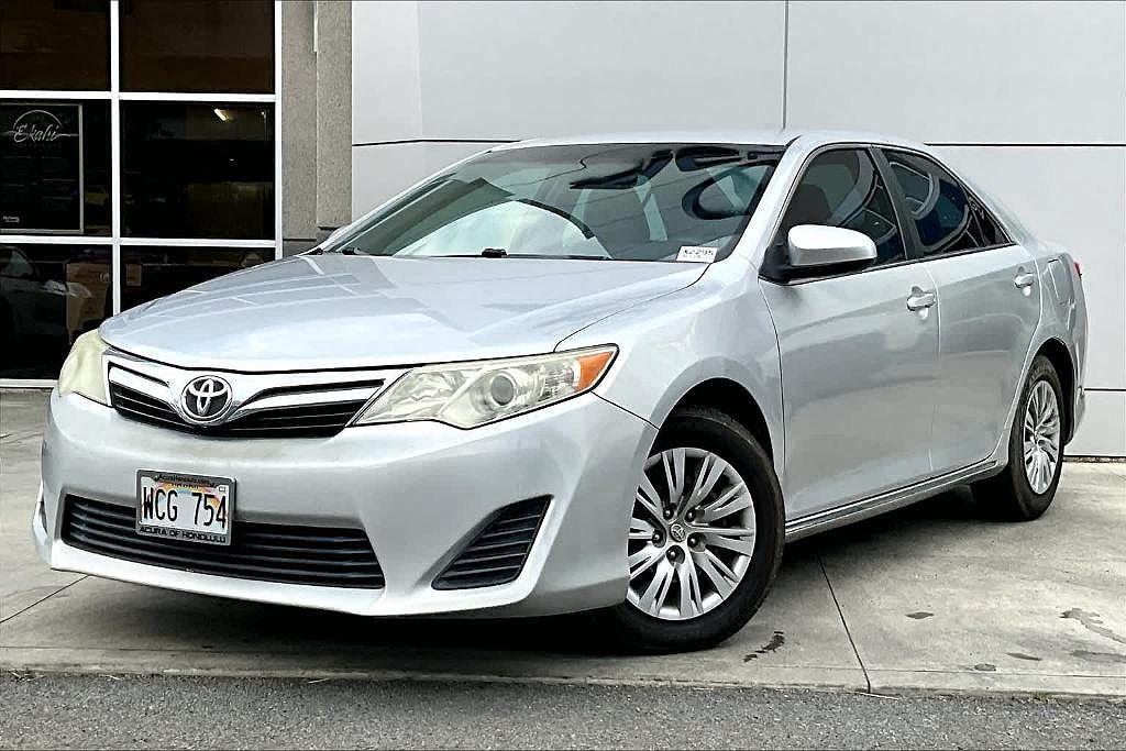 2013 Toyota Camry LE image 0