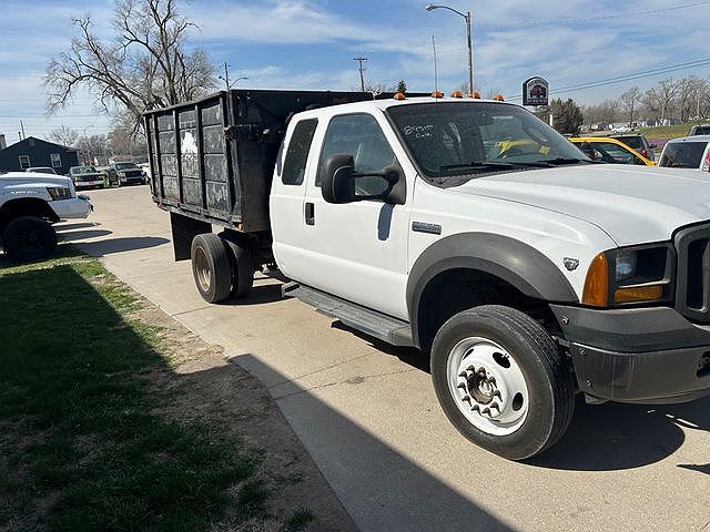 2006 Ford F-550 null image 2
