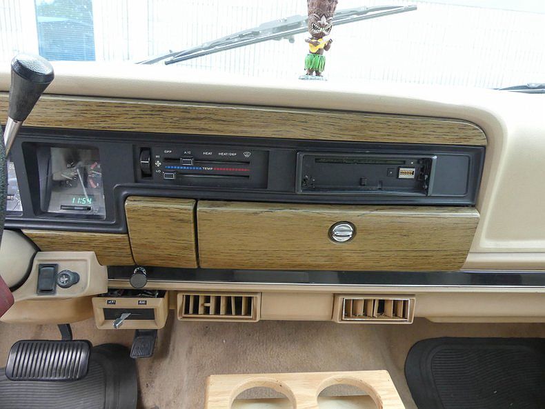 1989 Jeep Grand Wagoneer null image 47