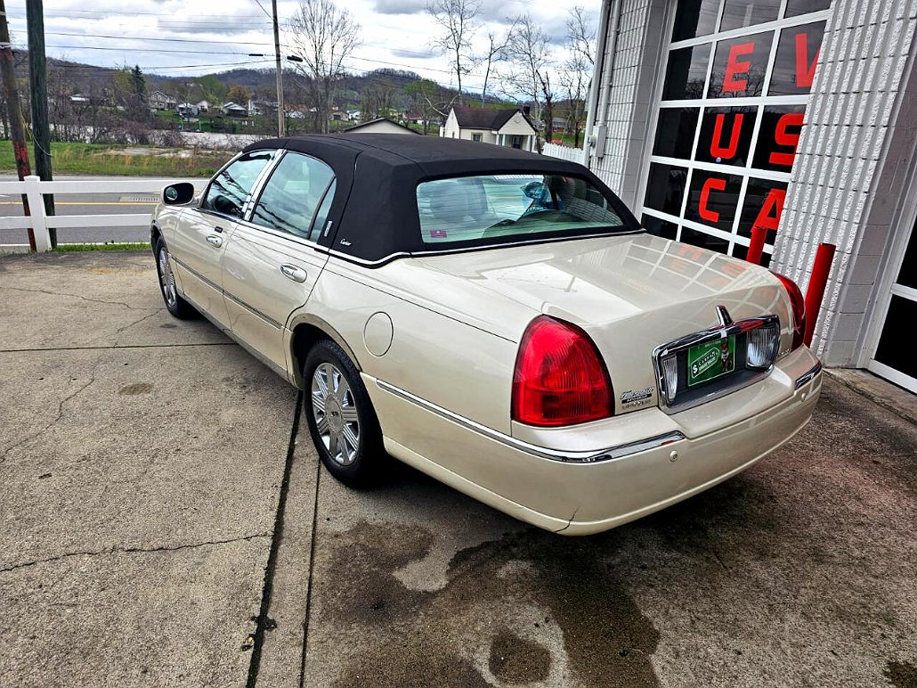 2003 Lincoln Town Car Cartier image 3
