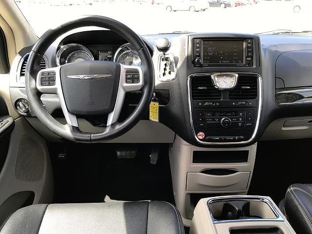 2015 Chrysler Town & Country Touring image 10