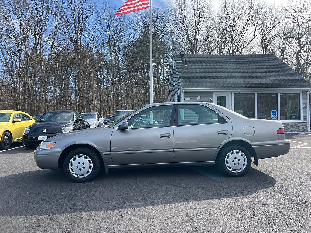 1997 Toyota Camry LE image 13