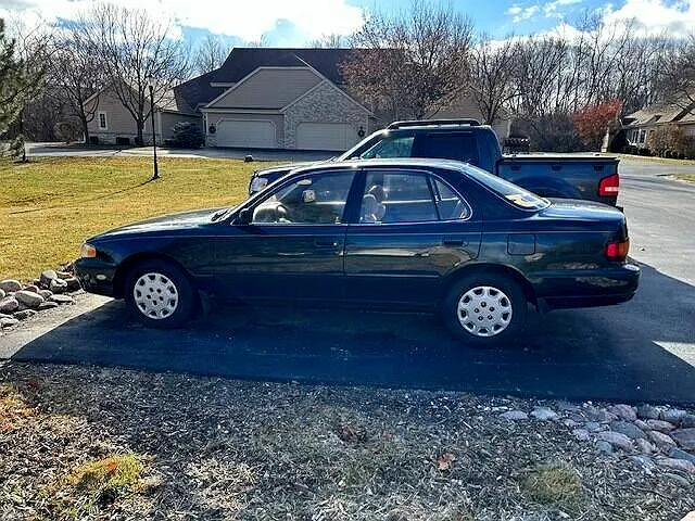 1995 Toyota Camry LE image 1