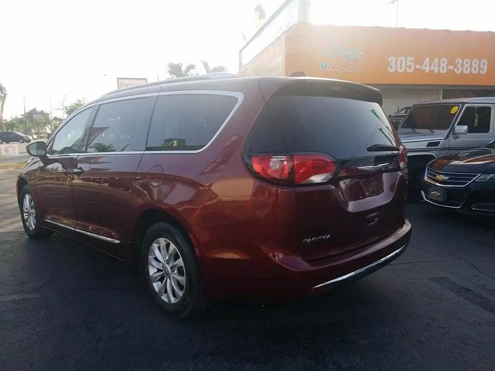 2019 Chrysler Pacifica Touring-L image 3