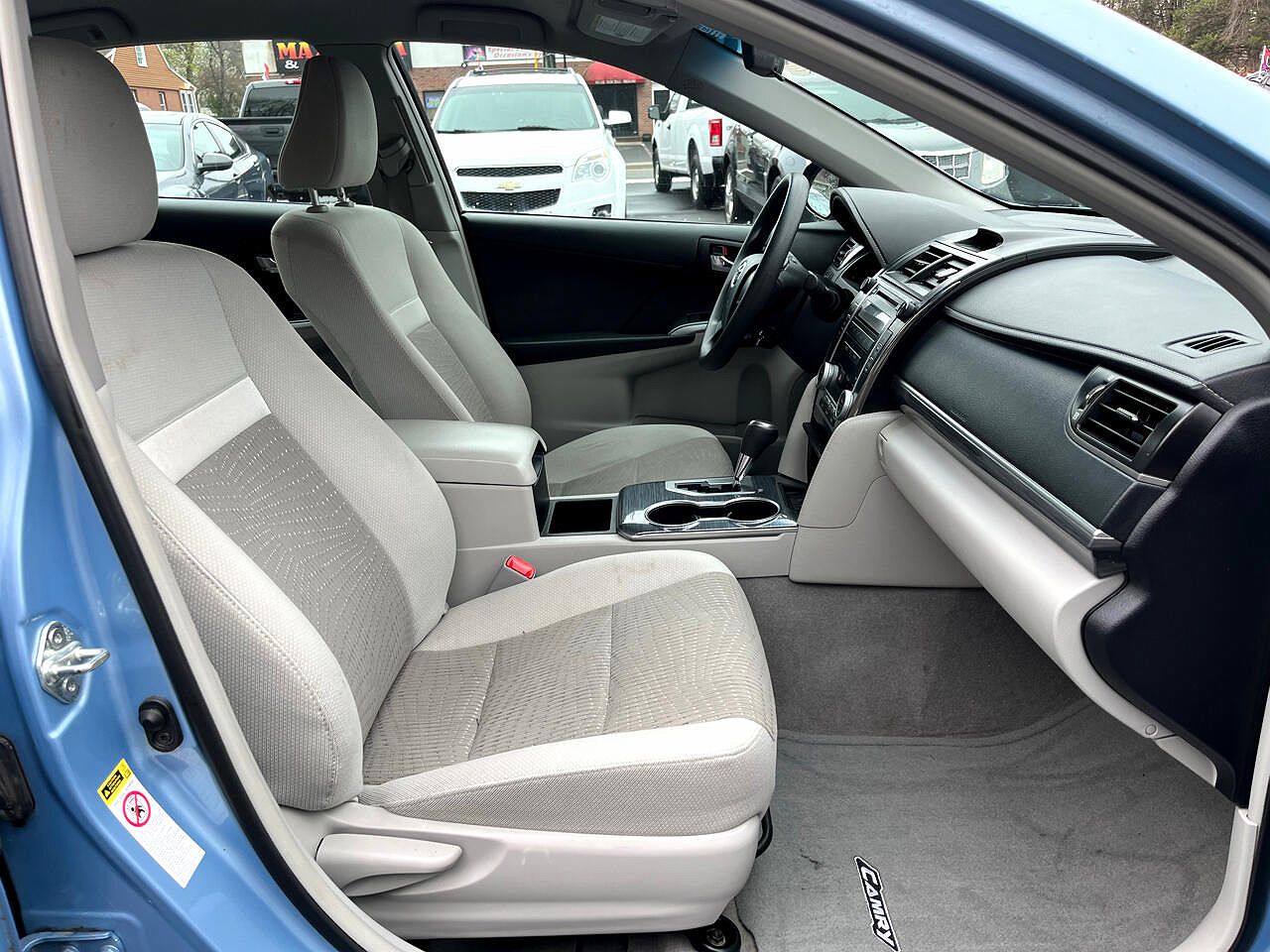 2012 Toyota Camry LE image 15