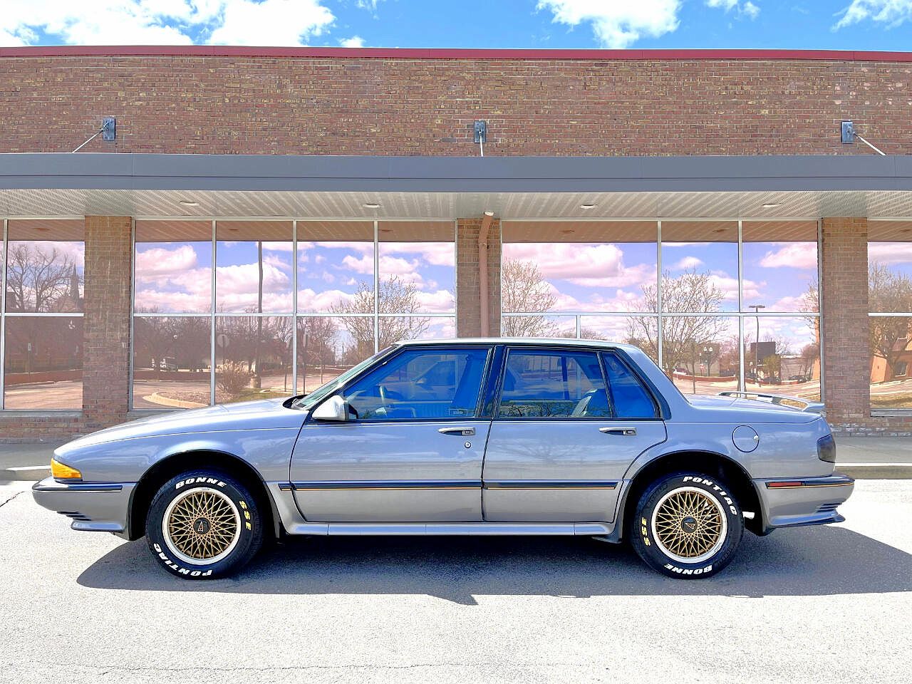 1990 Pontiac Bonneville SSE image 2