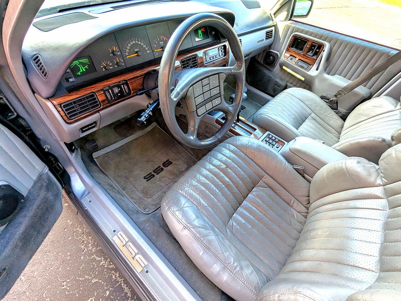 1990 Pontiac Bonneville SSE image 37