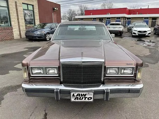 1988 Lincoln Town Car Signature image 1