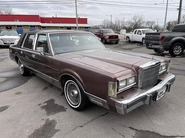 1988 Lincoln Town Car Signature image 2