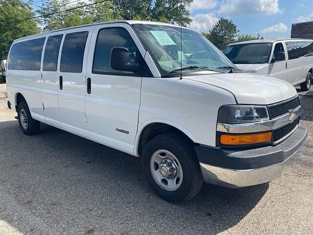 2003 Chevrolet Express 2500 image 2