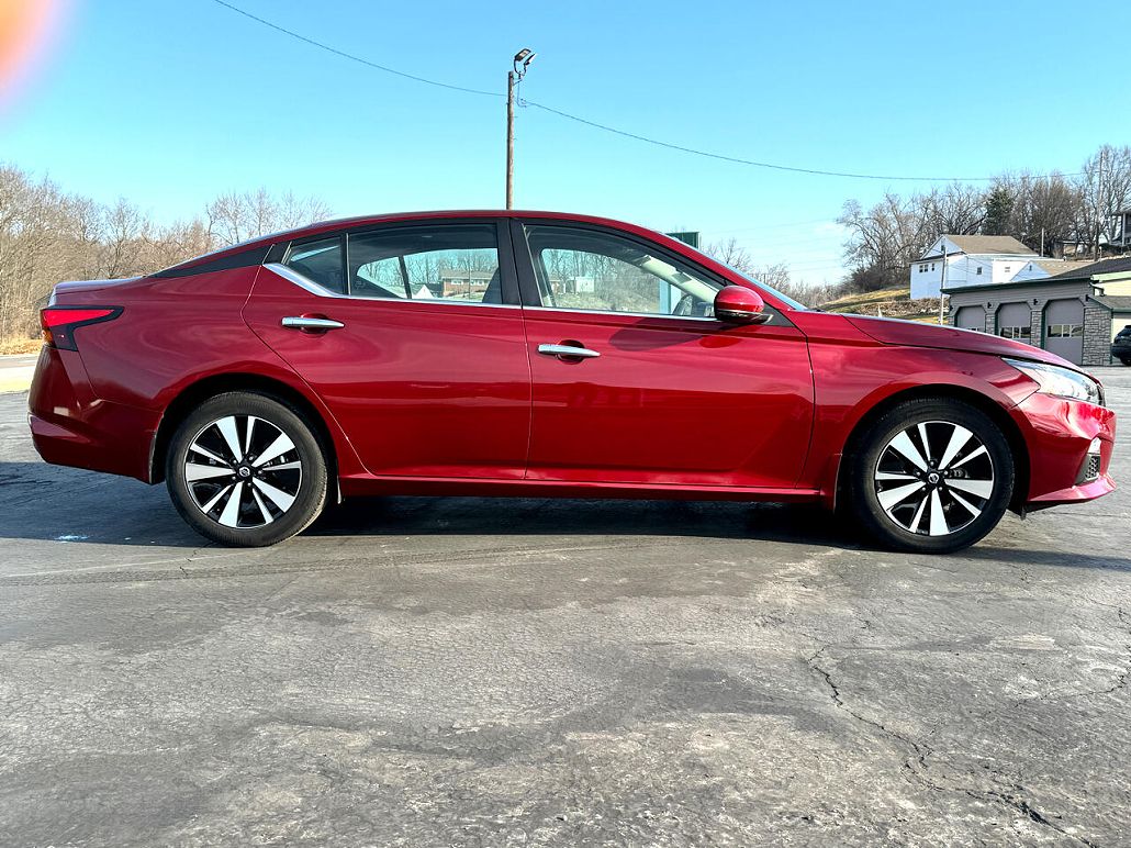 2021 Nissan Altima SV image 3